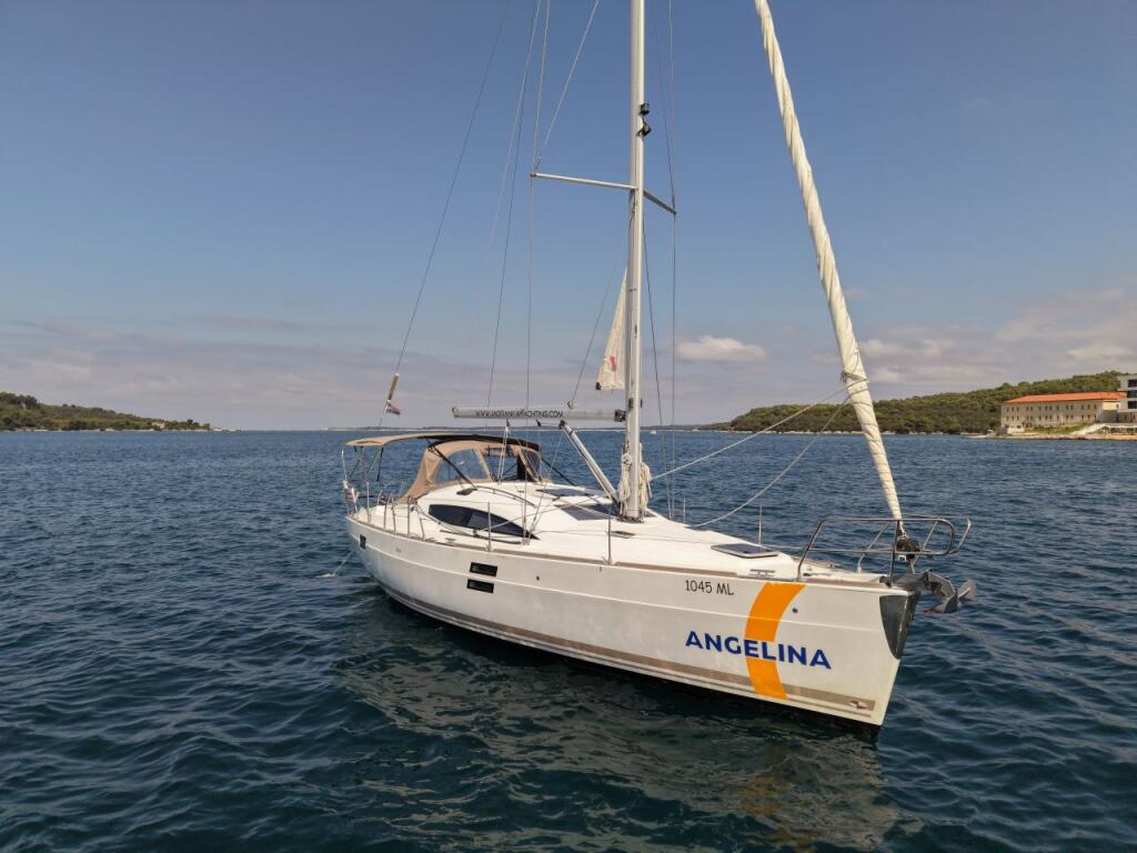 Sailing yacht 