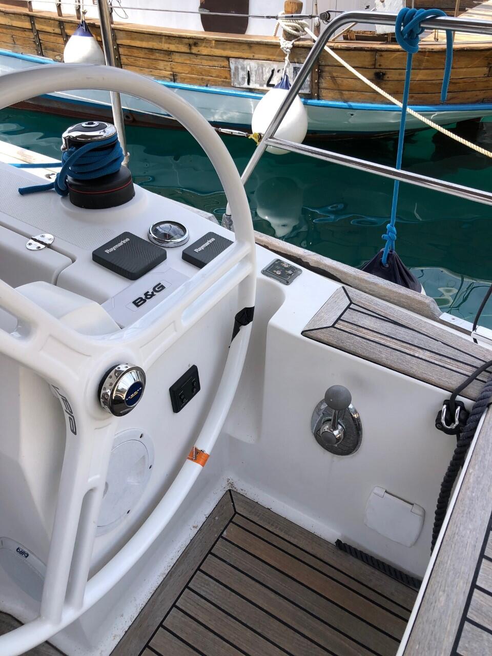 Sailing yacht 