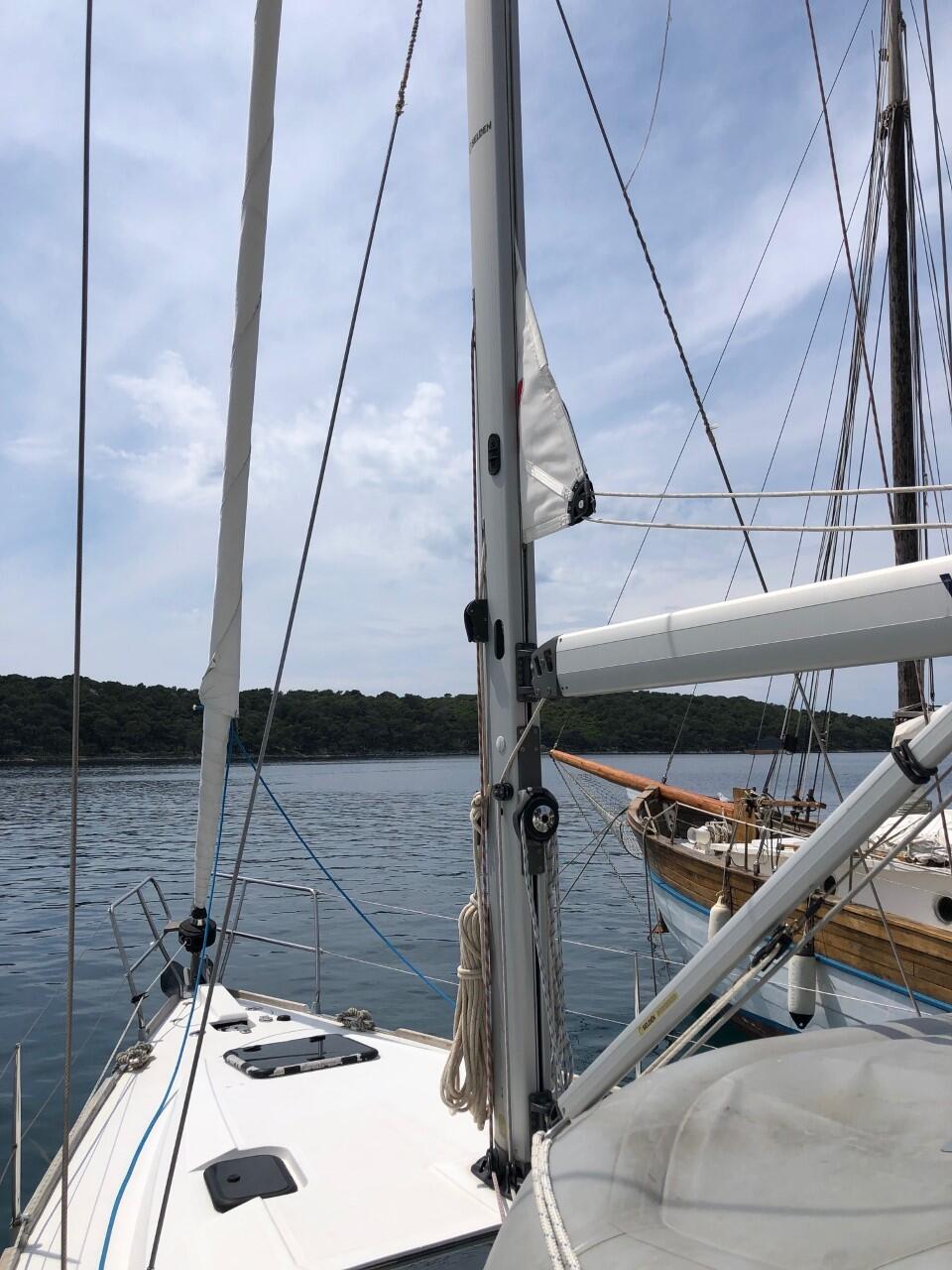 Sailing yacht 