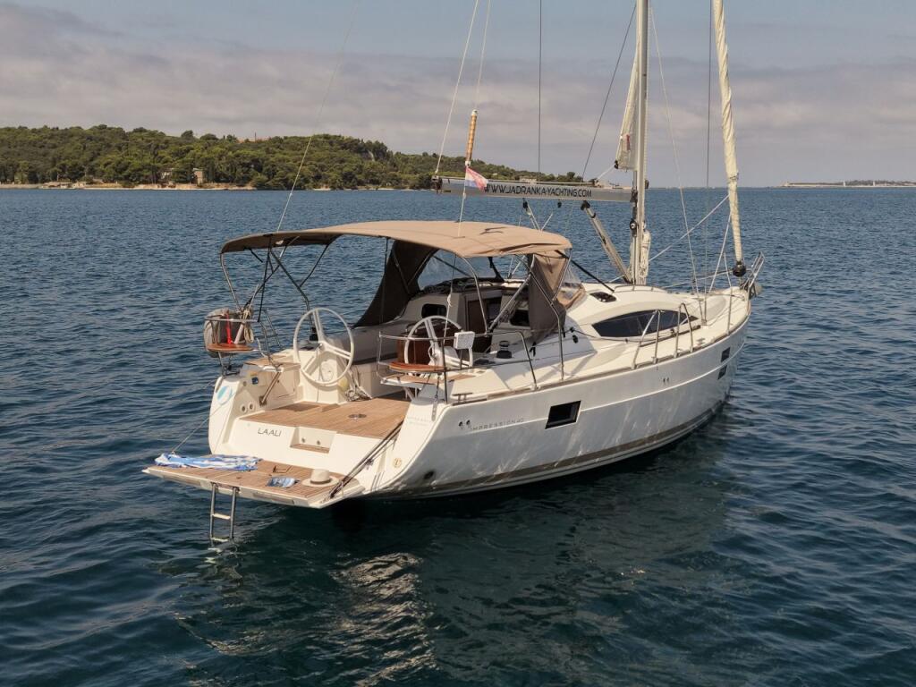 Sailing yacht 