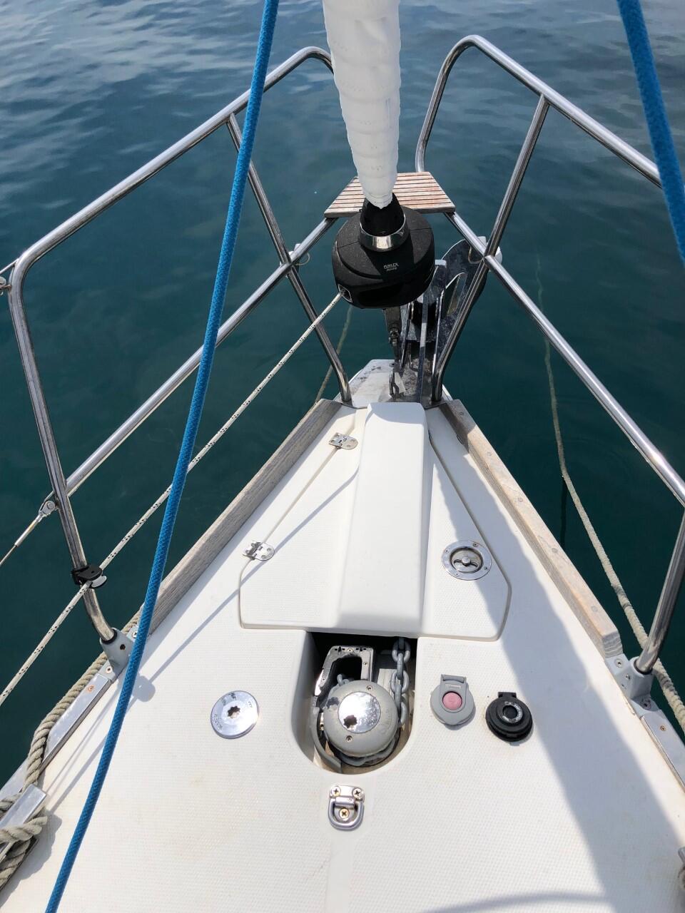 Sailing yacht 