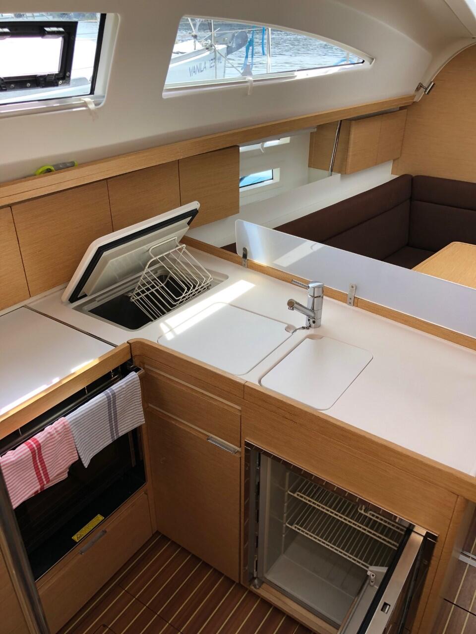 Sailing yacht 