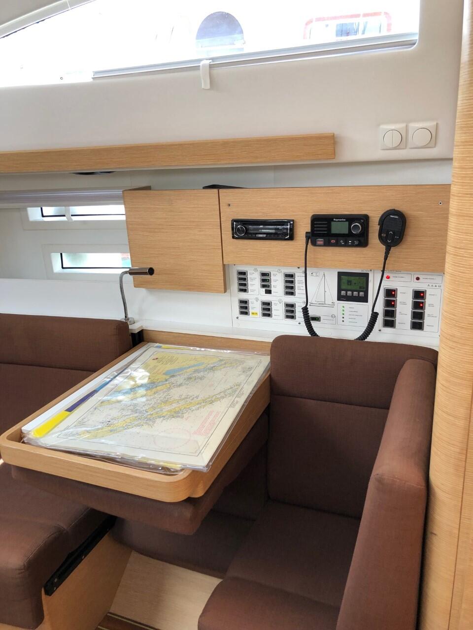 Sailing yacht 