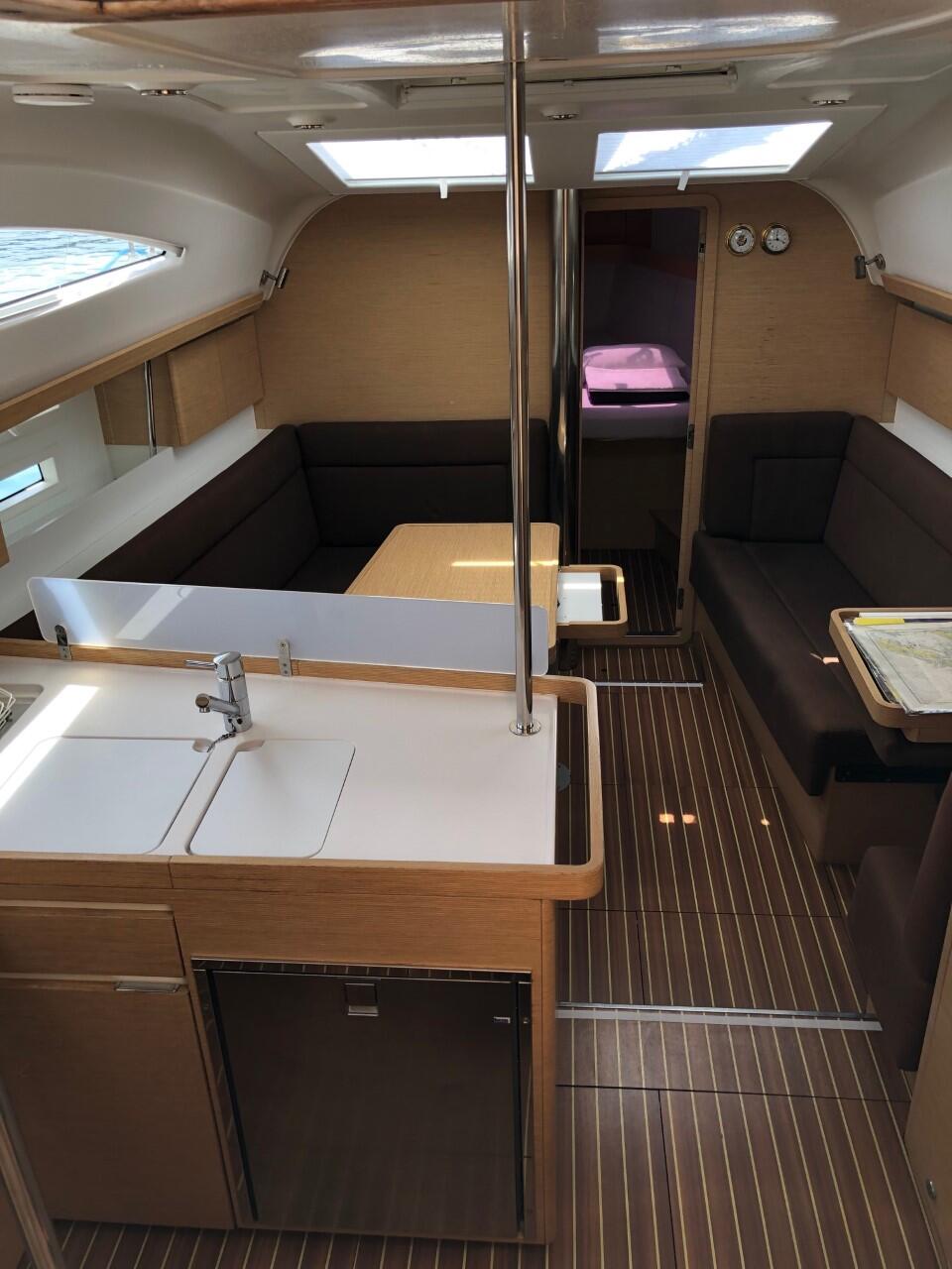 Sailing yacht 