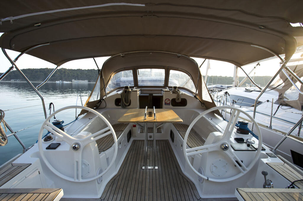 Sailing yacht 