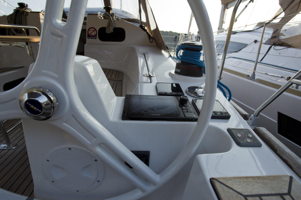 Sailing yacht 