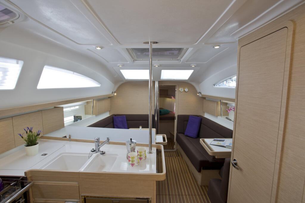 Sailing yacht 