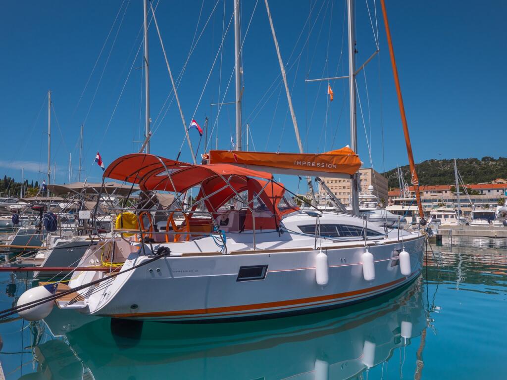 Sailing yacht 