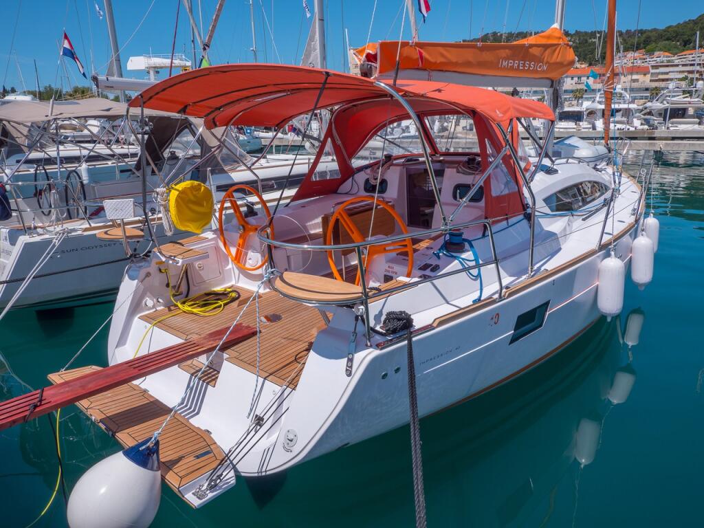 Sailing yacht 