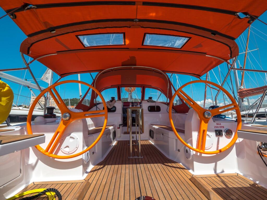 Sailing yacht 