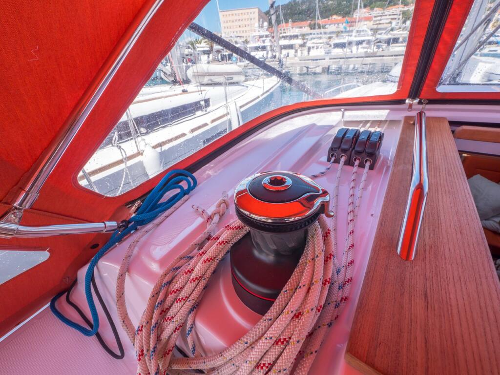 Sailing yacht 