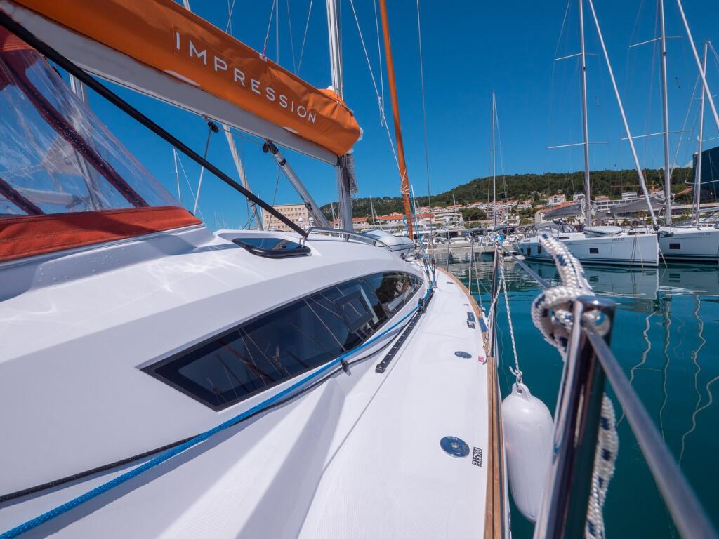 Sailing yacht 