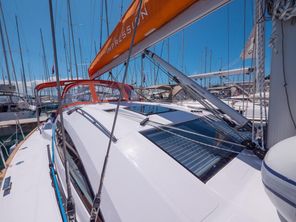 Sailing yacht 