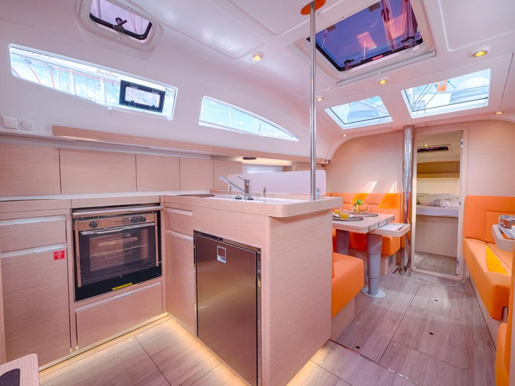 Sailing yacht 