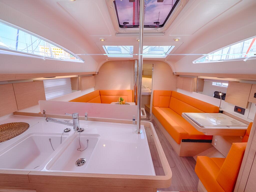 Sailing yacht 