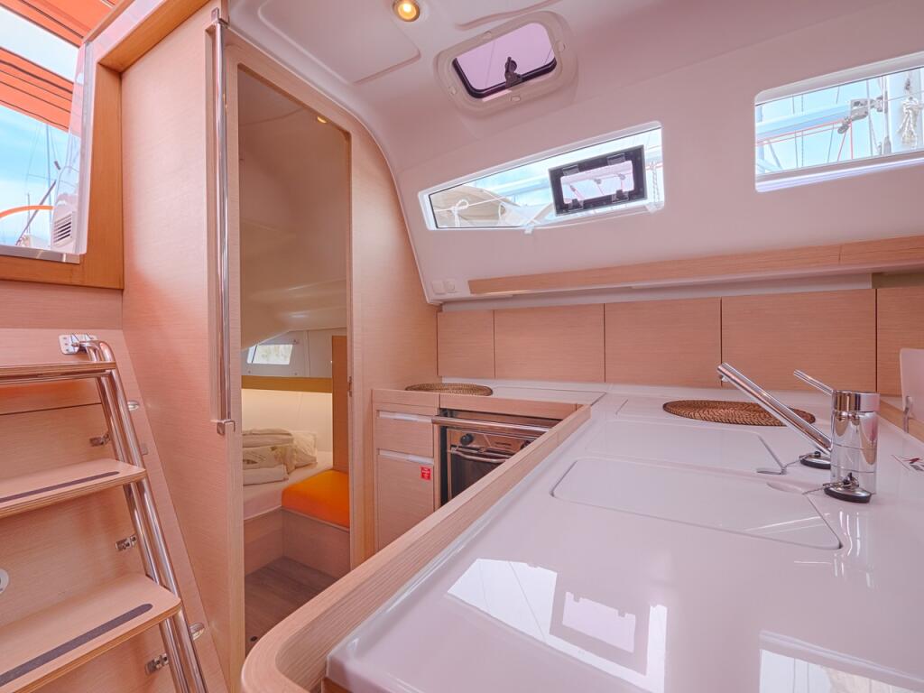 Sailing yacht 