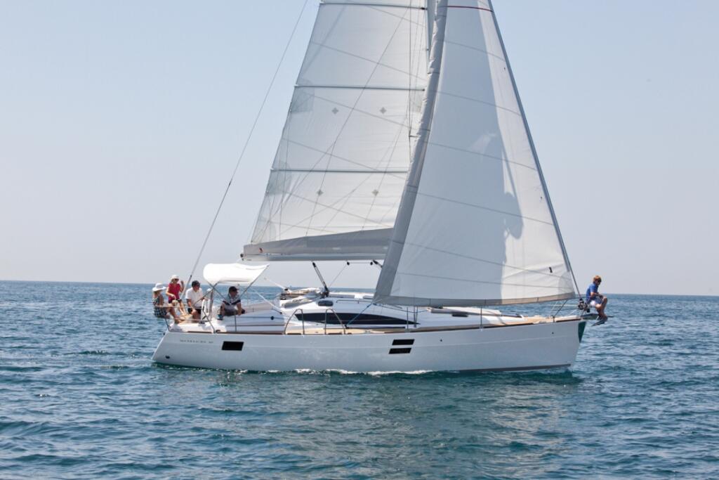 Sailing yacht 