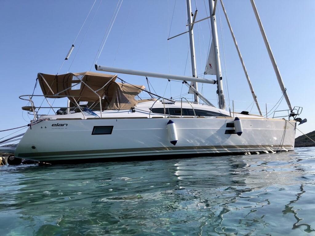 Sailing yacht 