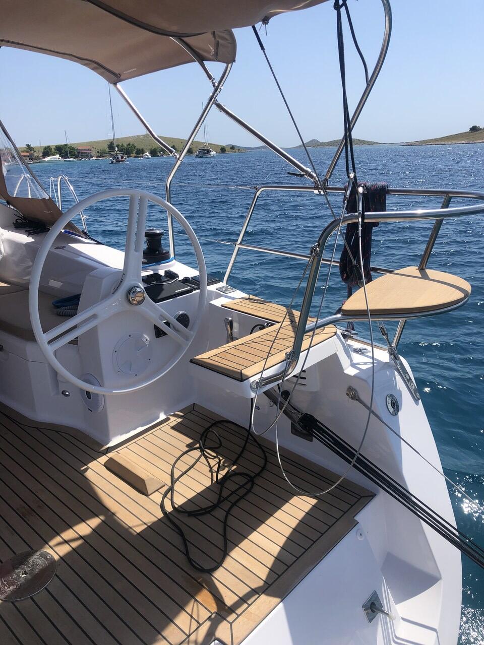 Sailing yacht 