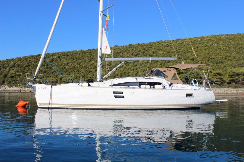 Sailing yacht 
