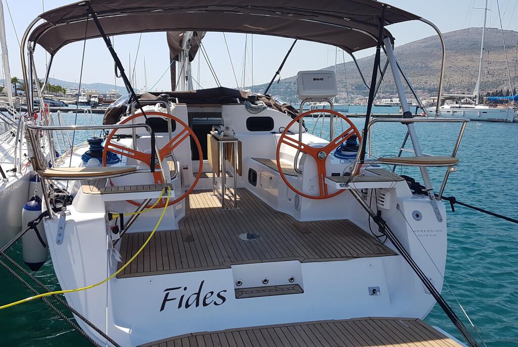 Sailing yacht 