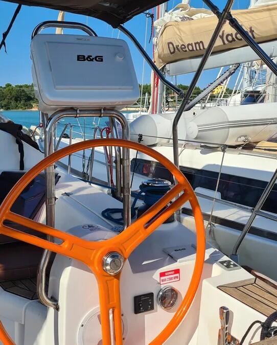 Sailing yacht 