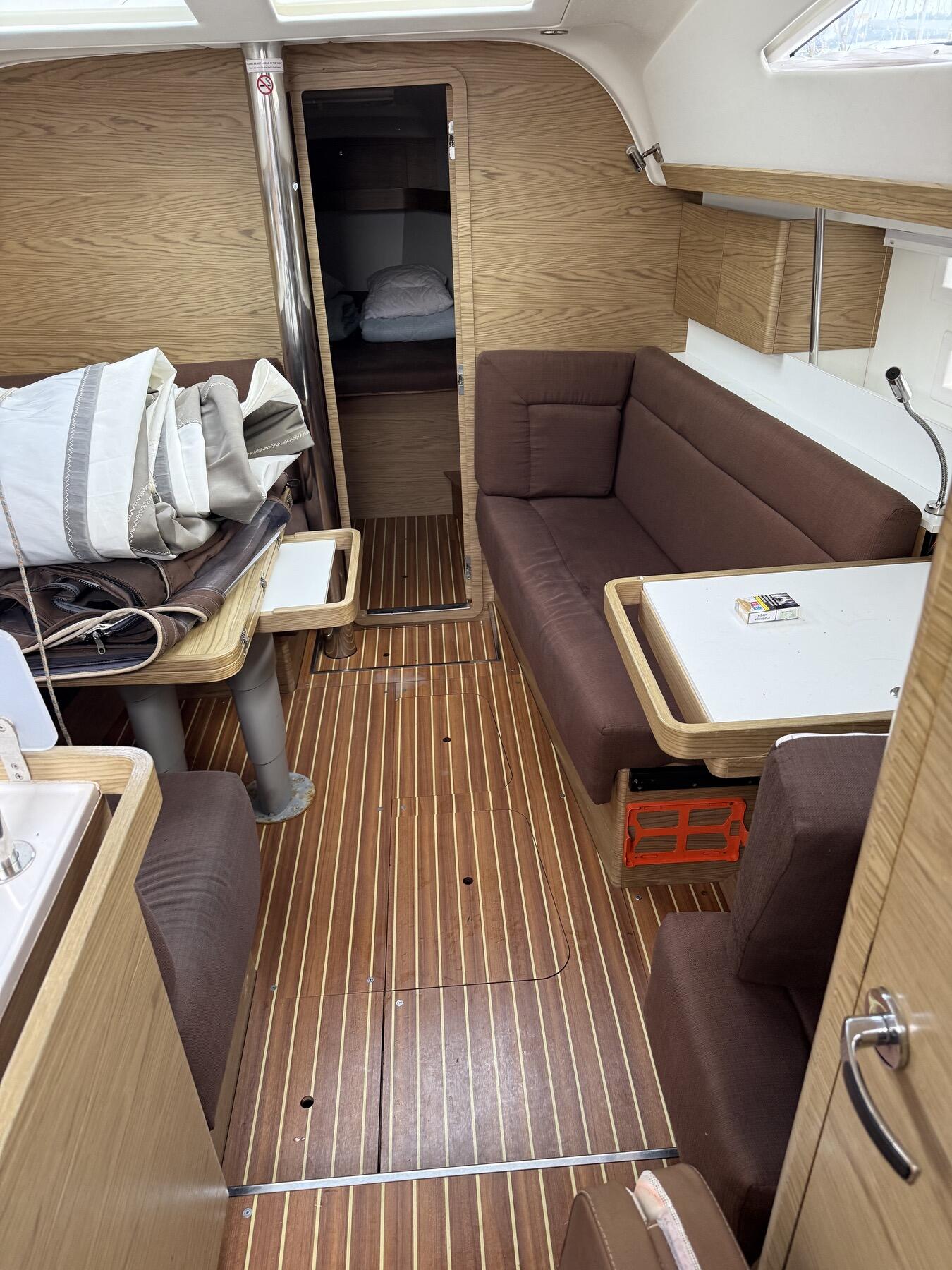 Sailing yacht 