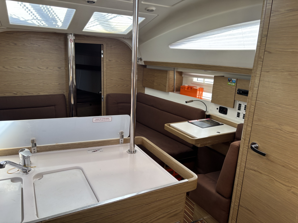 Sailing yacht 