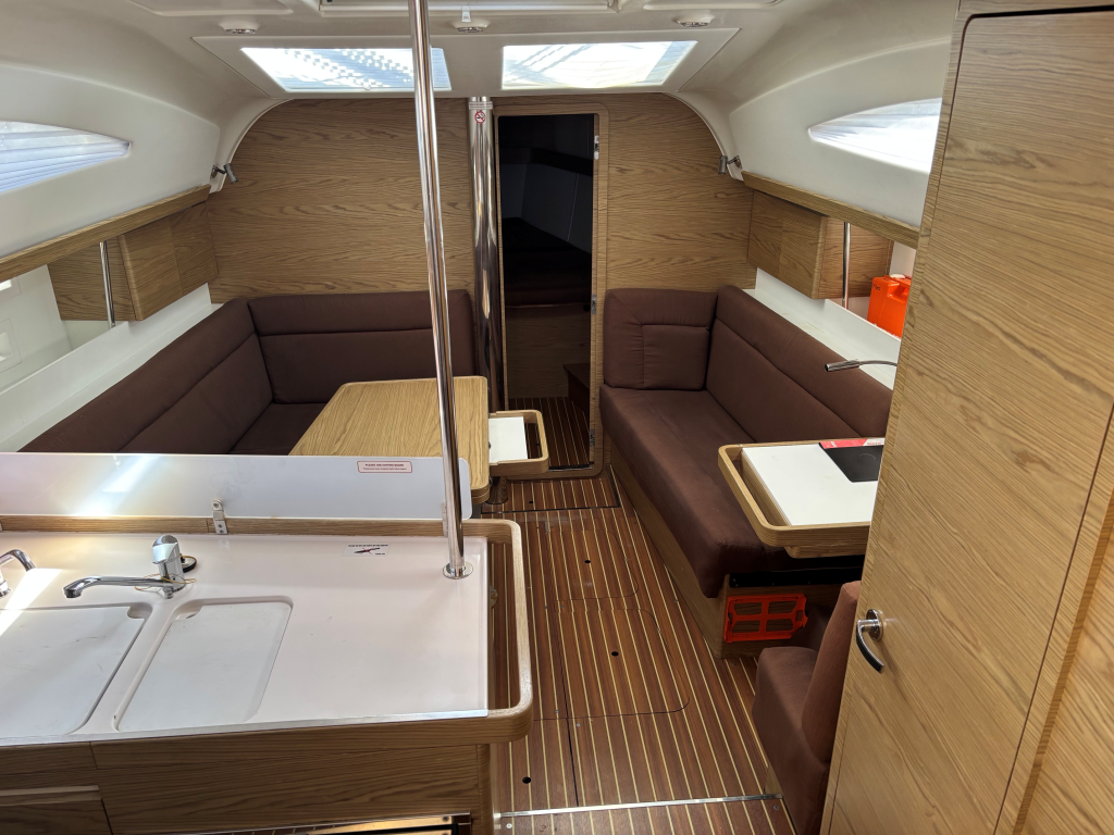 Sailing yacht 