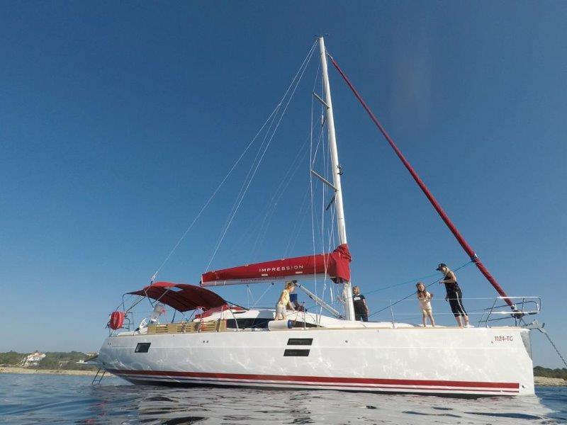 Sailing yacht 
