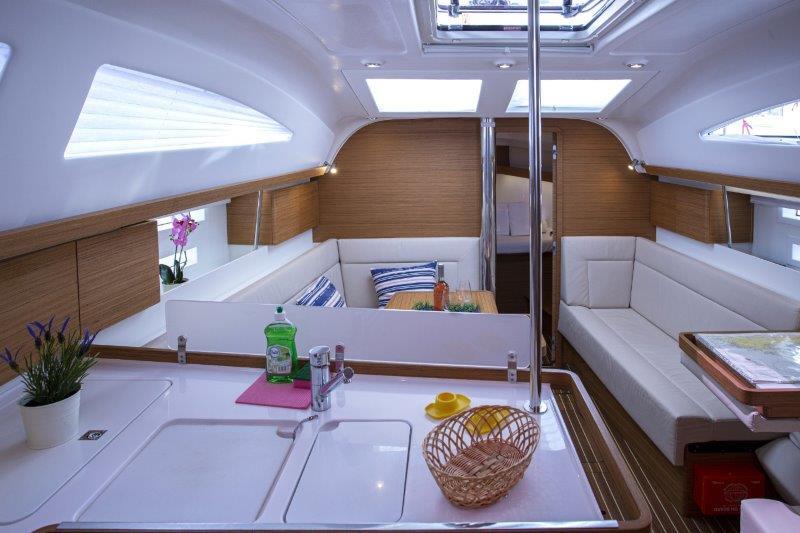 Sailing yacht 
