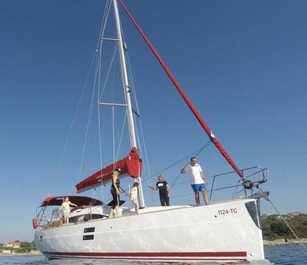 Sailing yacht 