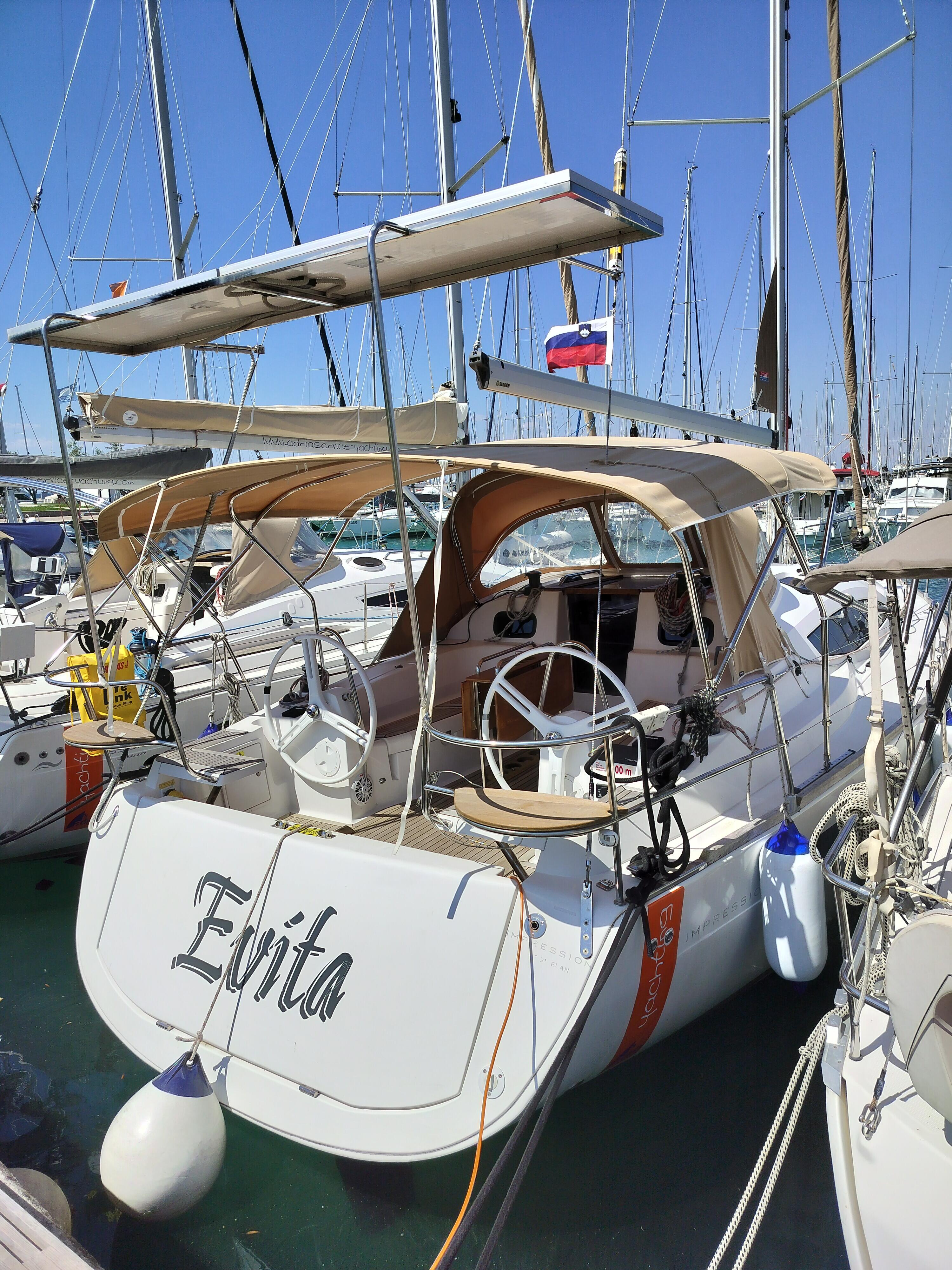 Sailing yacht 