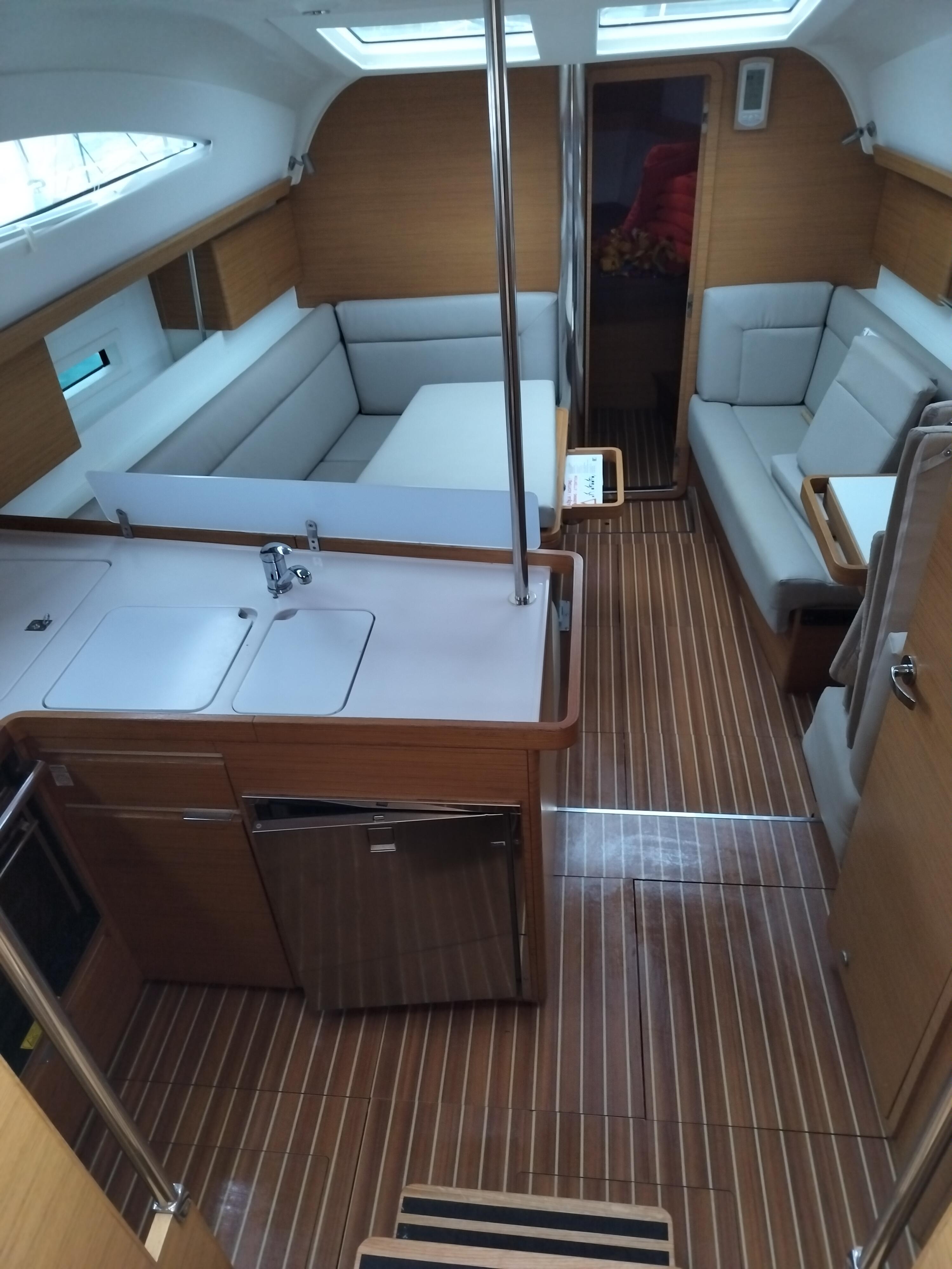 Sailing yacht 