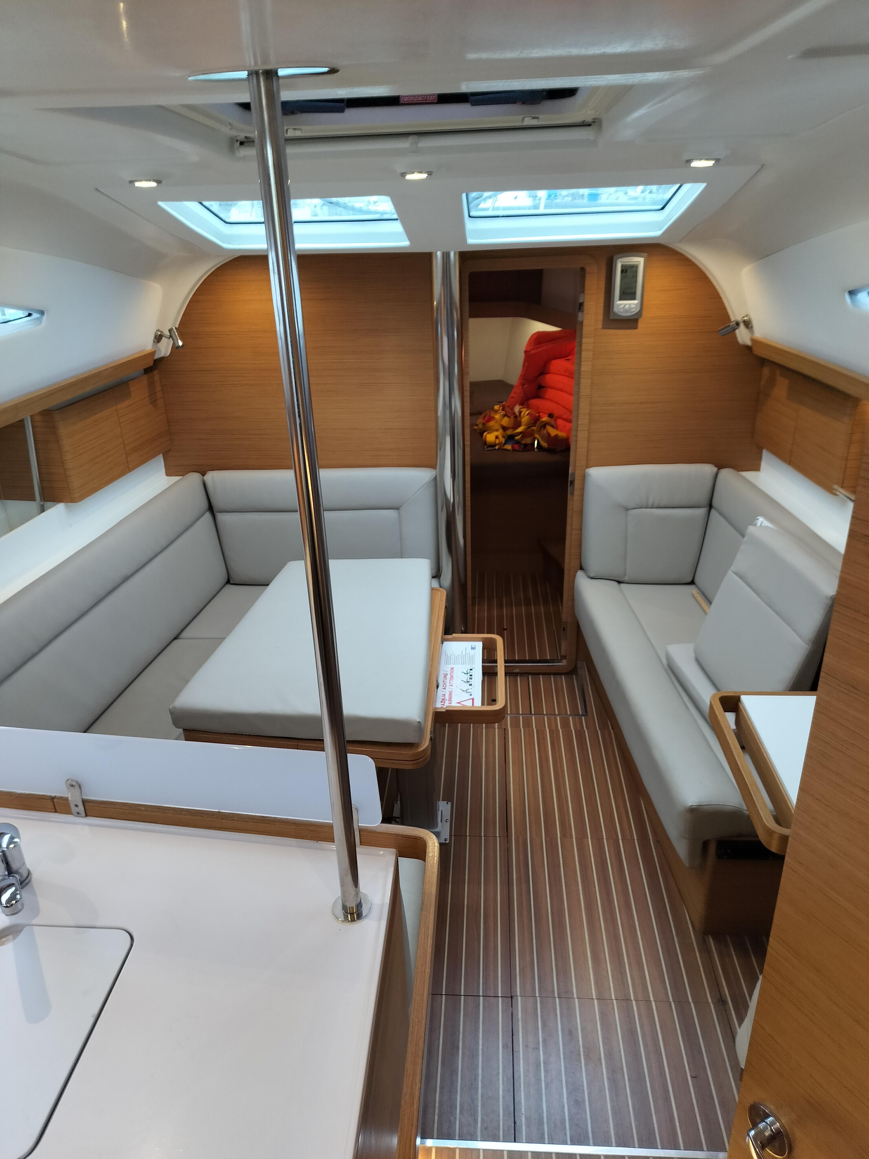 Sailing yacht 