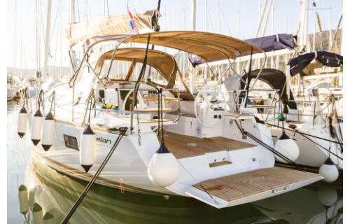 Sailing yacht 