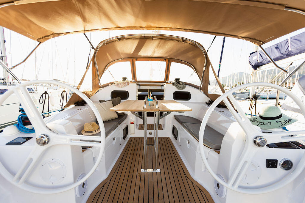 Sailing yacht 