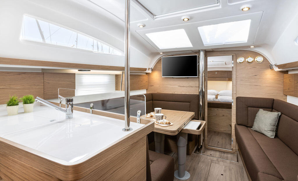 Sailing yacht 