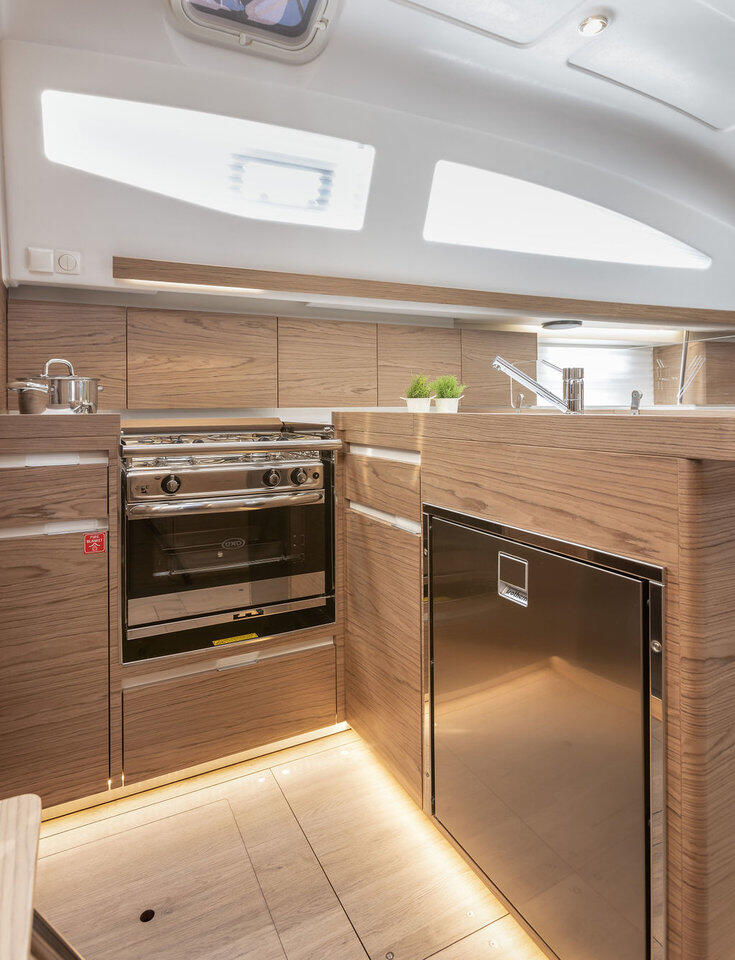 Sailing yacht 