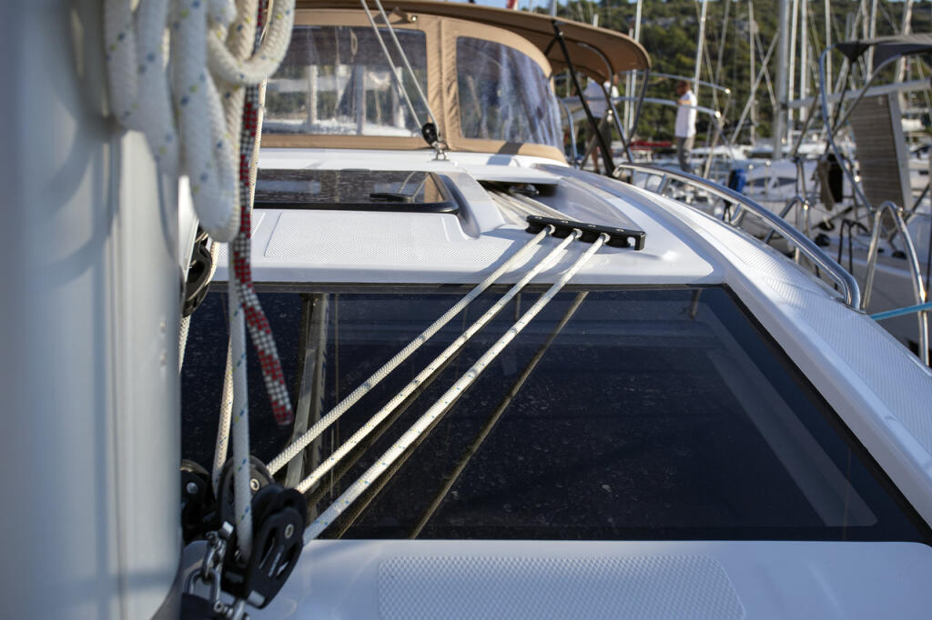 Sailing yacht 