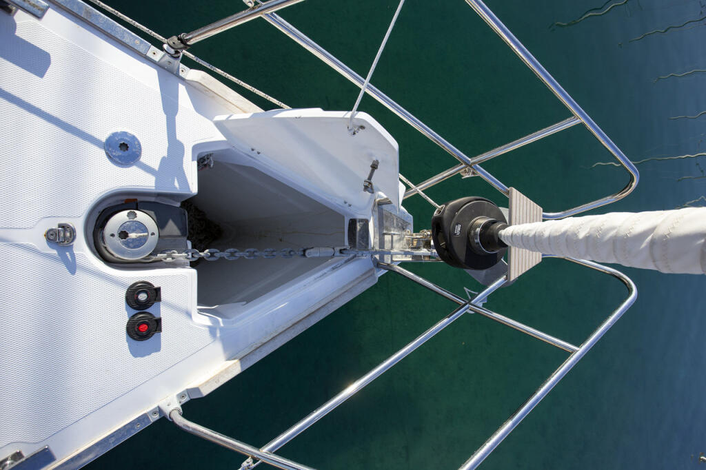 Sailing yacht 