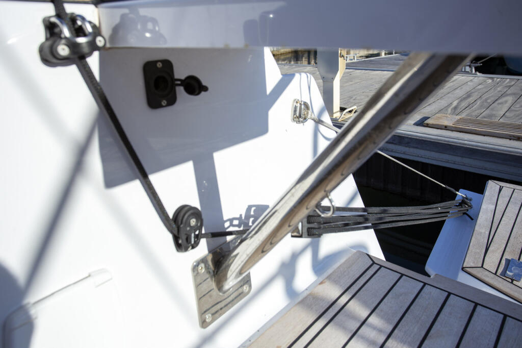 Sailing yacht 