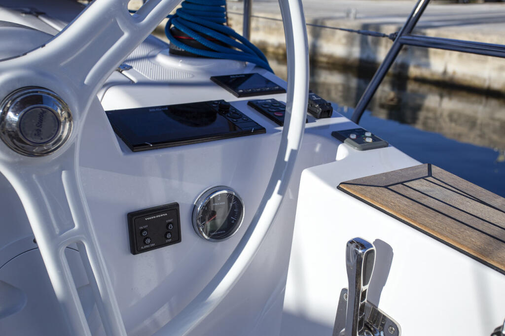 Sailing yacht 