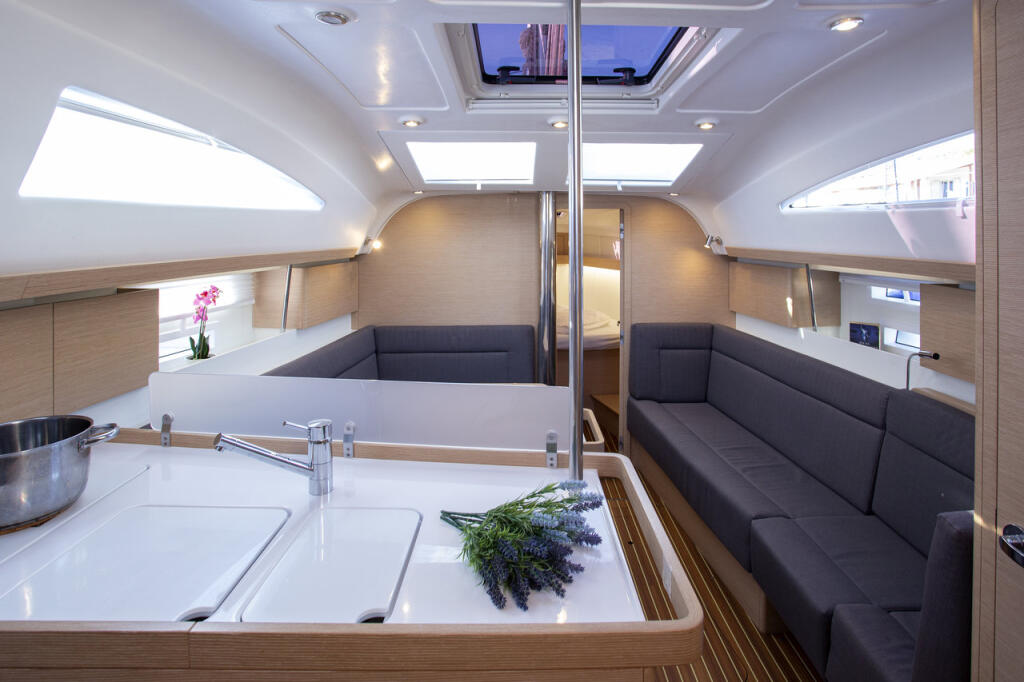 Sailing yacht 