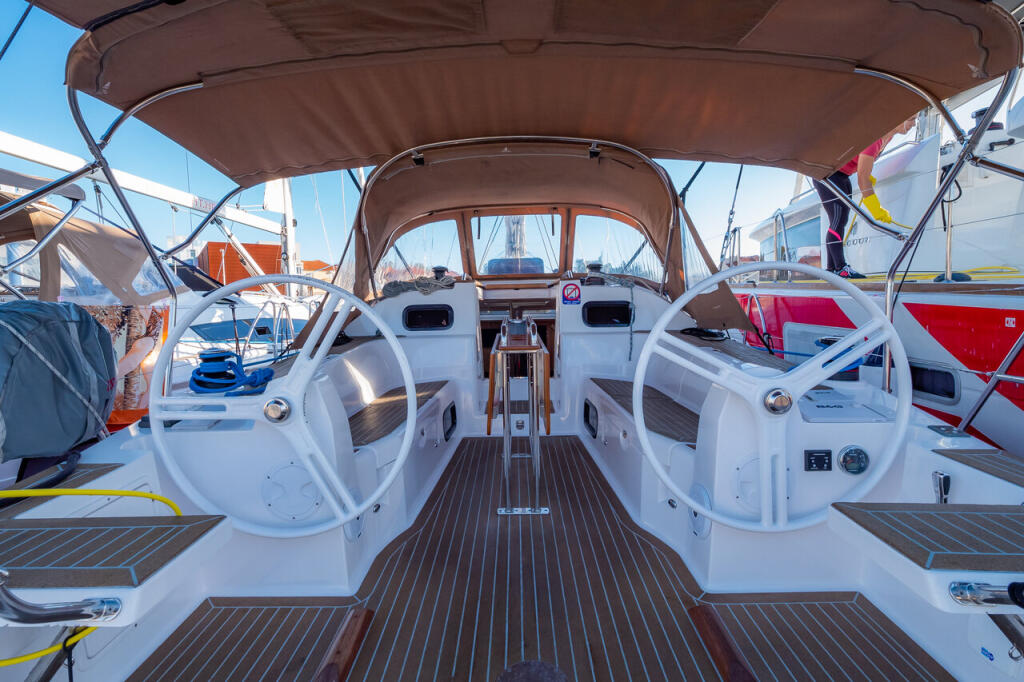 Sailing yacht 