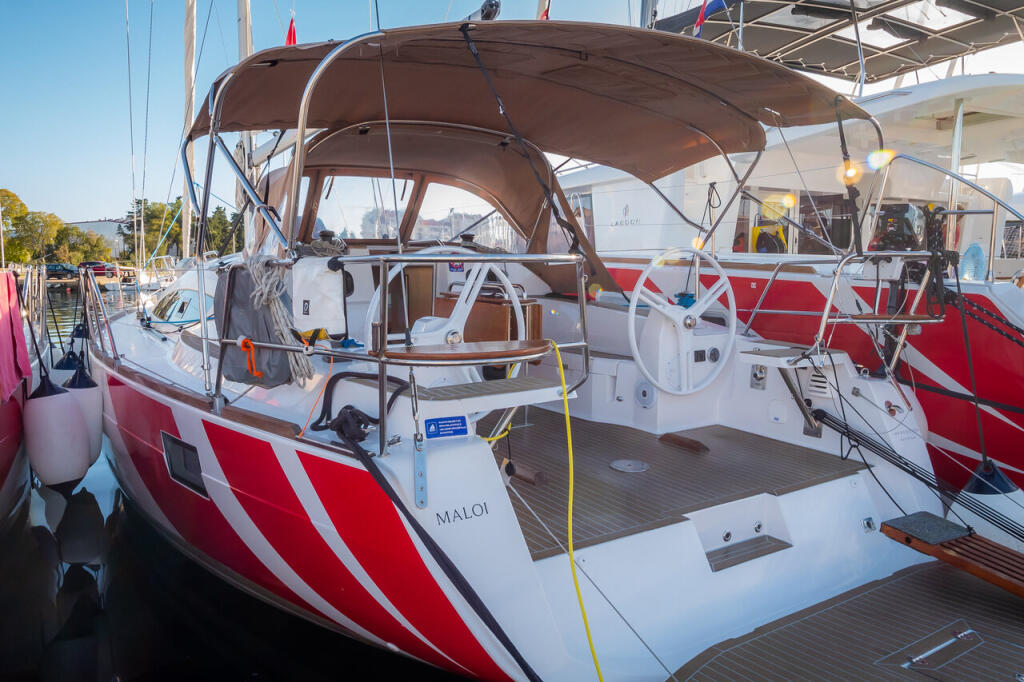 Sailing yacht 