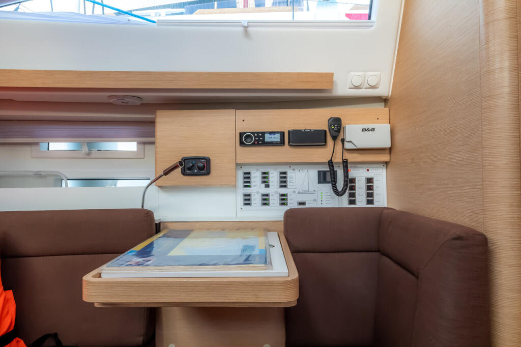 Sailing yacht 