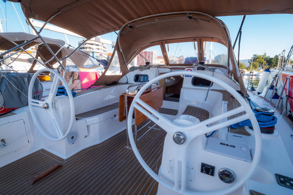 Sailing yacht 
