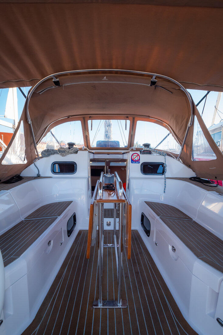 Sailing yacht 