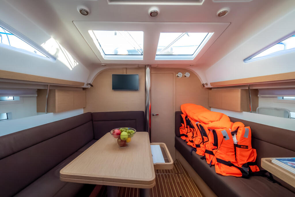 Sailing yacht 
